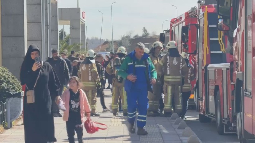 Arnavutköy Devlet Hastanesi'nde Yürekler Ağza Geldi, Tadilatta Çıkan Yangın Kontrol Altında