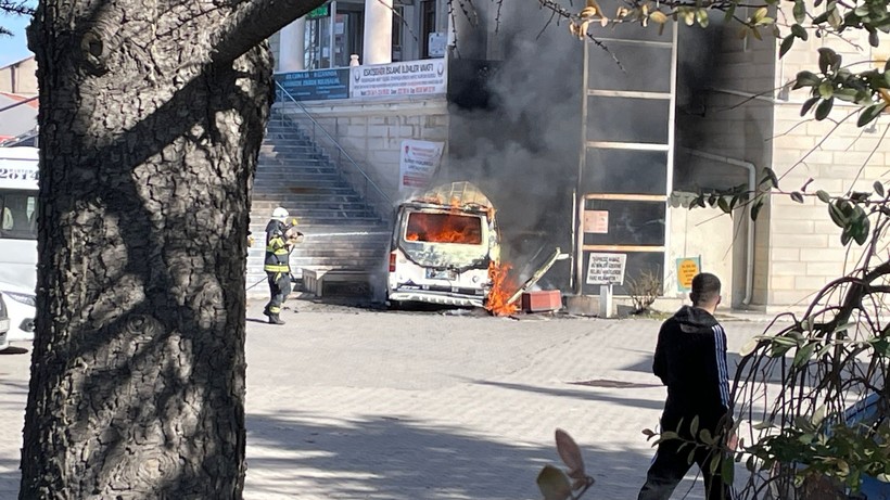 Eskişehir’de Faciadan Dönüldü! Alev Topuna Dönen Minibüsteki 4 Çocuk Son Anda Kurtarıldı