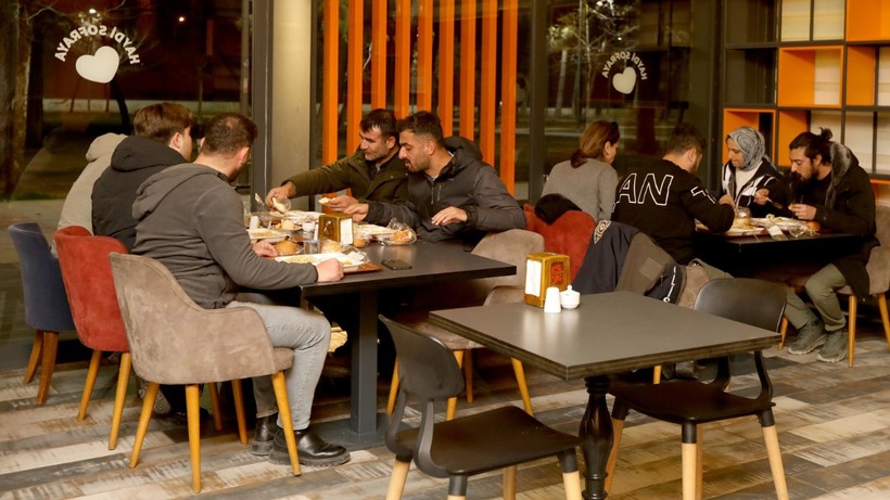 İftar Menüsünün Fiyatını Gören Dönüp Bir Daha Baktı! 4 Çeşit Yemeğe Bu Fiyat 'Yok Artık' Dedirtti