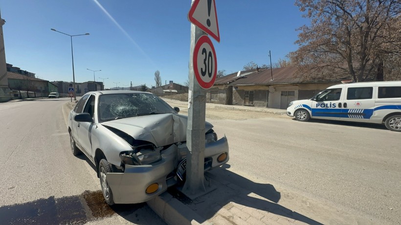 Direğe Çarpan Otomobildeki 3 Kişi Yaralandı