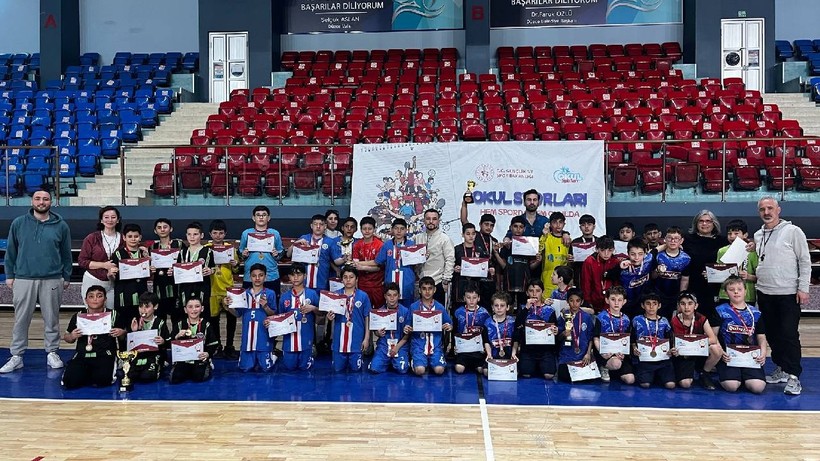 Düzce’de Küçük Erkekler Hentbol Müsabakasında Şampiyon Belli Oldu