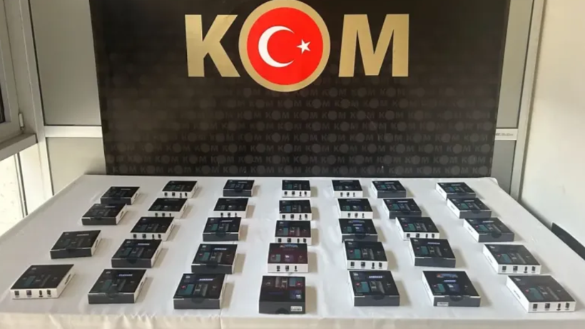 Kargo Paketinde Kaçak Telefonlar Ele Geçirildi