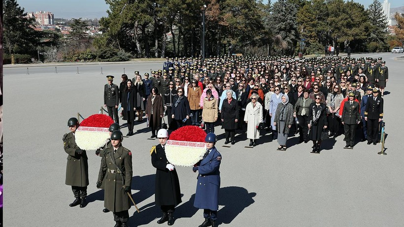 Milli Savunma Bakanı Yaşar Güler’in Eşi Demet Güler Anıtkabir’i Ziyaret Etti