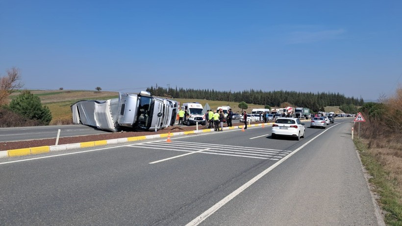 Balıkesir'de TIR Yan Yattı, Yakıt Sızan Yol Trafiğe Kapatıldı