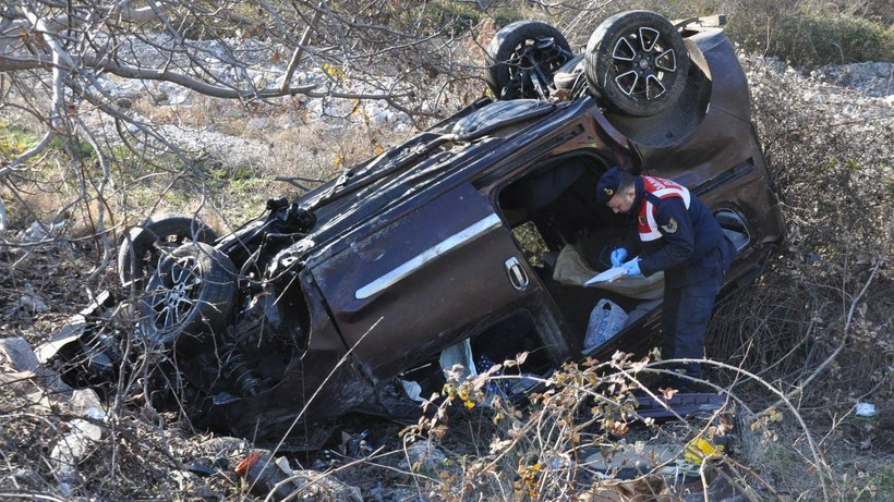 Devrilen Otomobildeki 1 Kişi Öldü, 4 Kişi Yaralandı