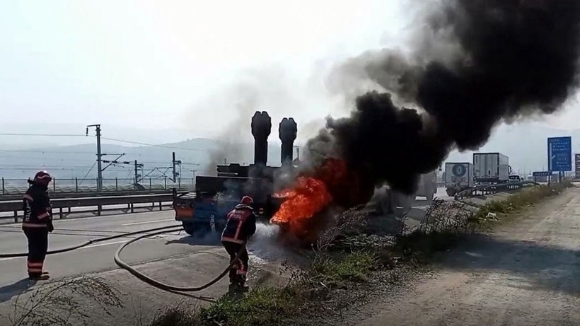 İş Makinesi Taşıyordu, Aniden Cayır Cayır Yandı