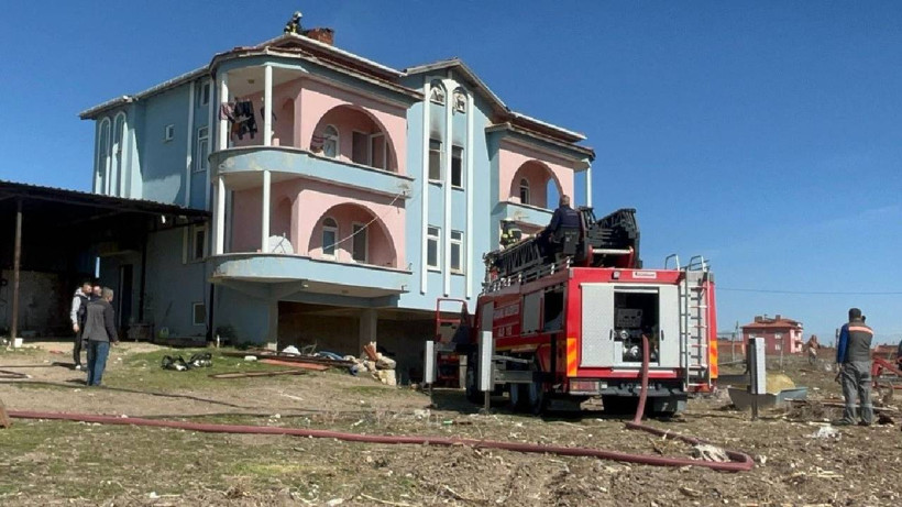 Tavşanlı'da Ev Yangını: 2 Kişi Hastaneye Kaldırıldı