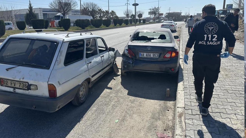 Adıyaman’da Otomobil Park Halindeki Araca Çarptı, 1 Yaralı