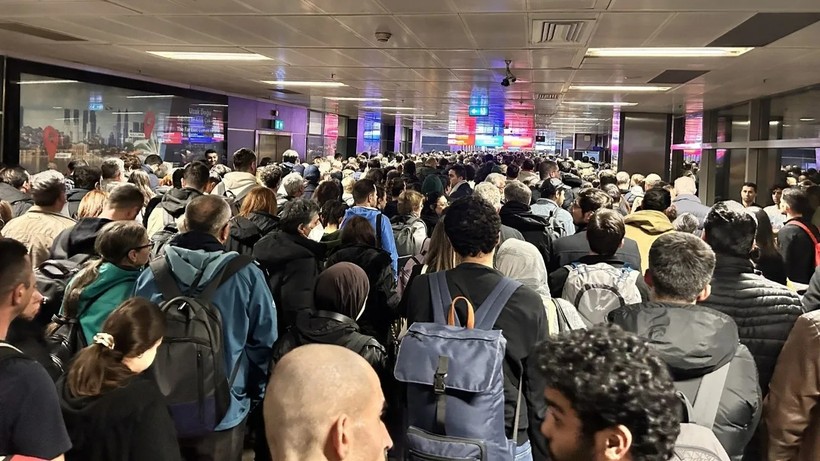 3 Havalimanında Pasaport Sistemi Arızalandı! Uzun Kuyruklar Oluştu