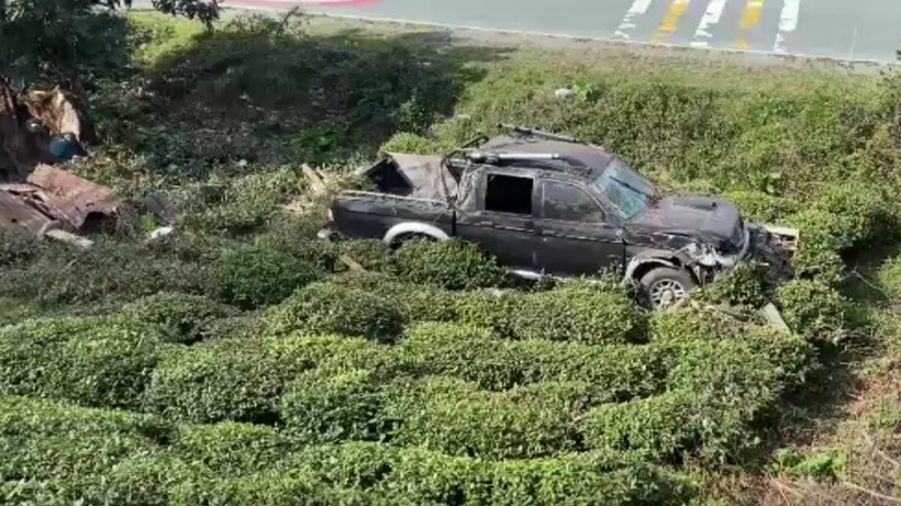 Rize'de Kamyonet Çay Bahçesine Girdi