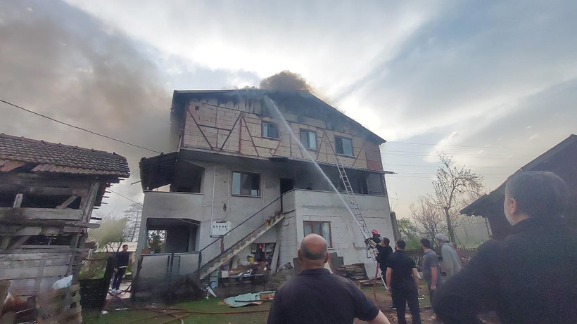 Sakarya’da 3 Katlı Evin Son Katı Alev Alev Yandı