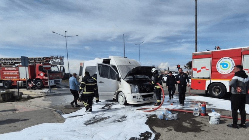 Seyir Halindeki Minibüs Alev Alev Yandı