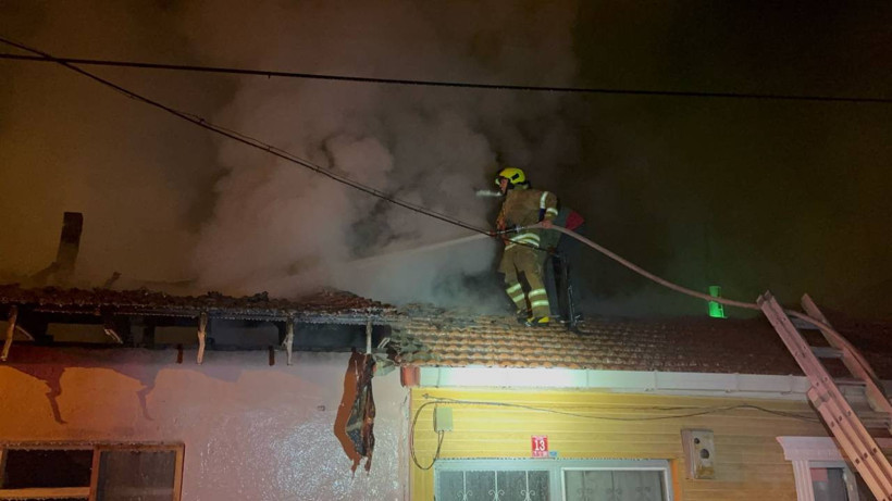 Balıkesir Gönen'de Gece Yarısı Korkutan Yangın! İki Ev ve Bir Araç Hasar Gördü