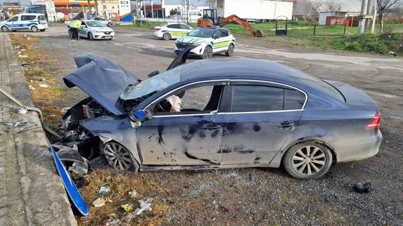 Duvara Çarpan Otomobildeki 2 Kişi Yaralandı