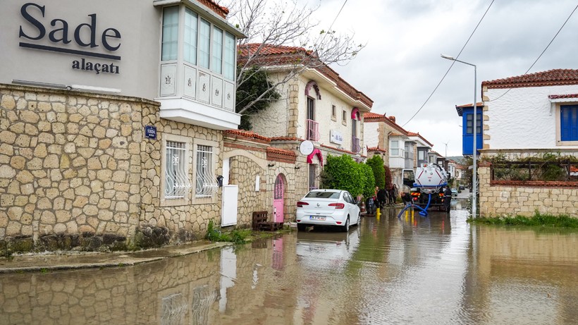 İzmir'i Sağanak Vurdu