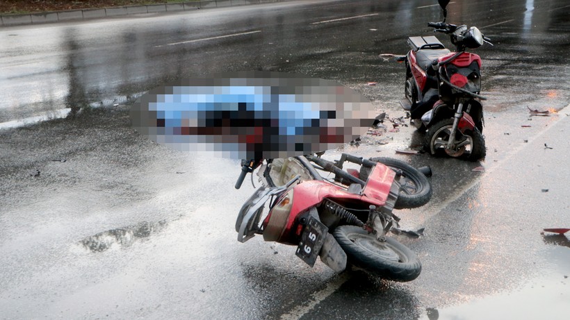 Adana'da Feci Kaza! Otomobil, 2 Elektrikli Bisikletliye Çarptı: 1 Ölü, 1 Ağır Yaralı