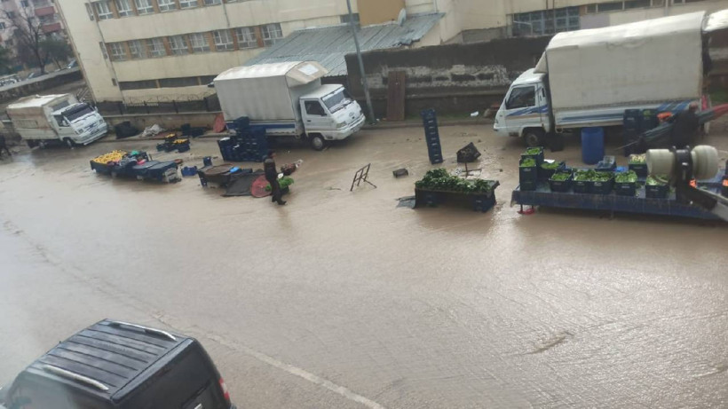 Elazığ’da Sağanak Pazarı Vurdu: Şemsiye ve Kasalar Sel Sularına Kapıldı