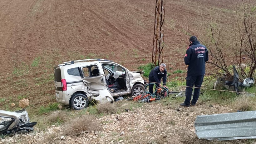 Şarampole Devrilen Otomobilden Sağ Çıktılar