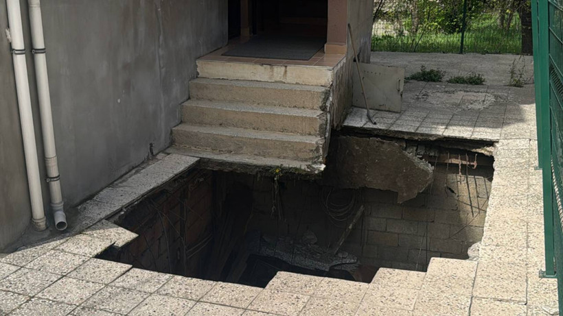 4 Katlı Binada Büyük Panik, Zemini Çöktü!
