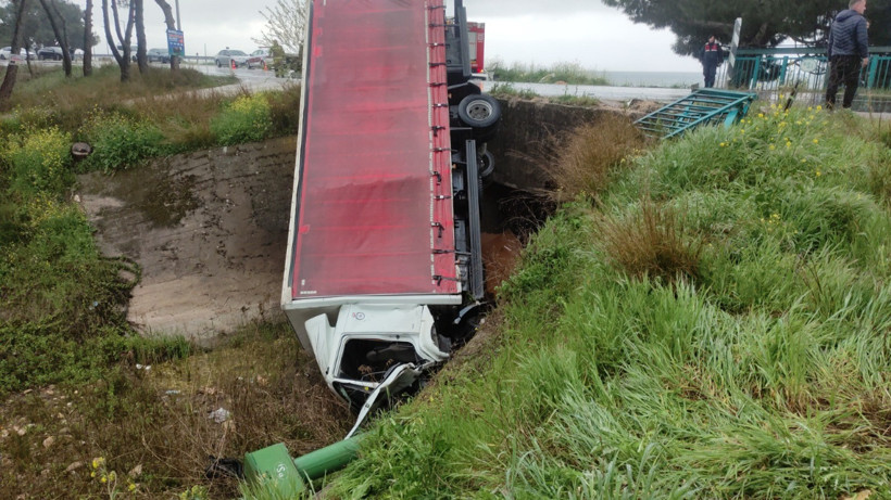 Bursa'da Virajı Alamayan Kamyon Dereye Uçtu