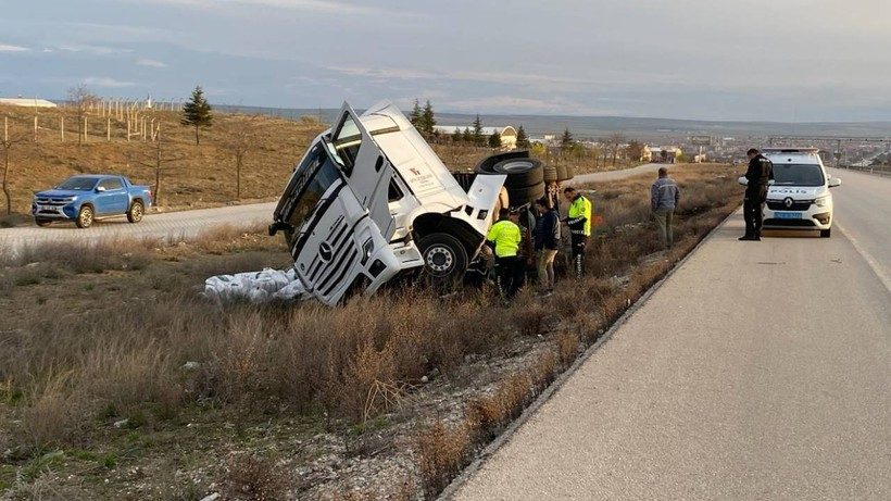 Gübre Yüklü Tır Şarampole Devrildi
