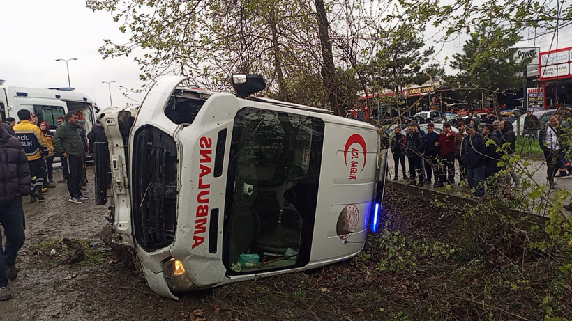 Ambulans Kazaya Karıştı, 3’ü Sağlık Çalışanı 6 Yaralı