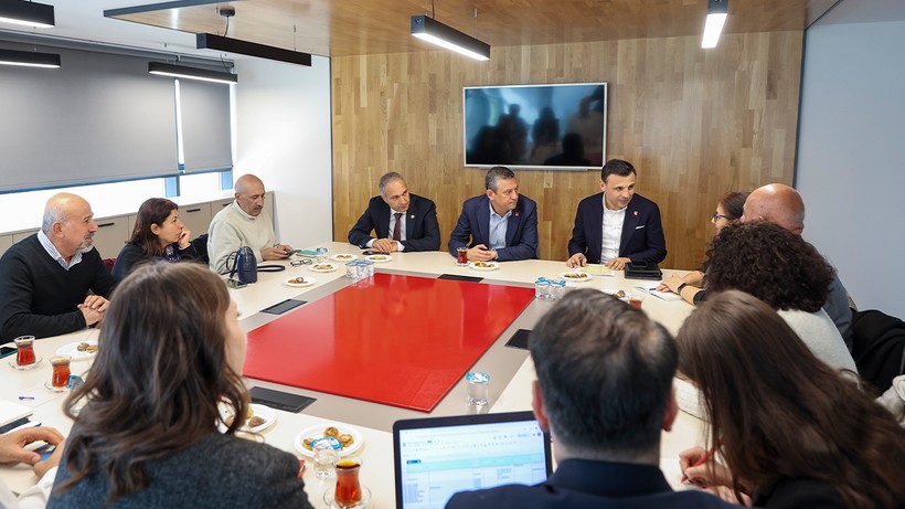 Özgür Özel’den Tutuklu Öğrencilerin Ailelerine Destek Buluşması