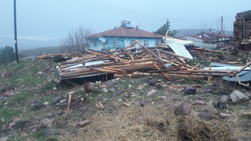 Gümüşhane’de Fırtına Felaketi: 20 Evin Çatısı Uçtu