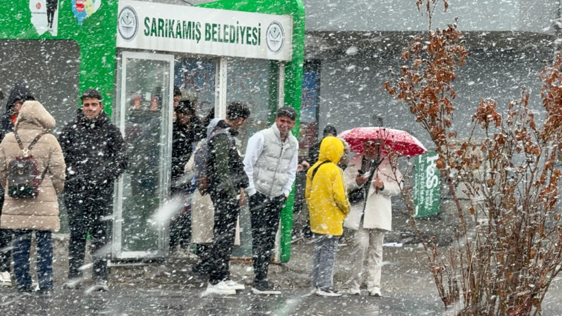 Sarıkamış'ta Nisanda Kar Yağışı