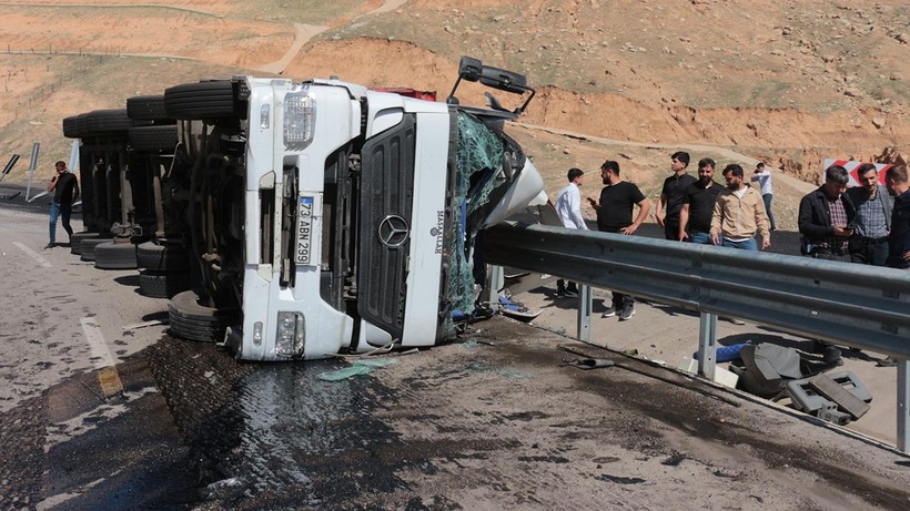 Şırnak’ta Freni Boşalan Tır Devrildi, Sürücü Yaralı