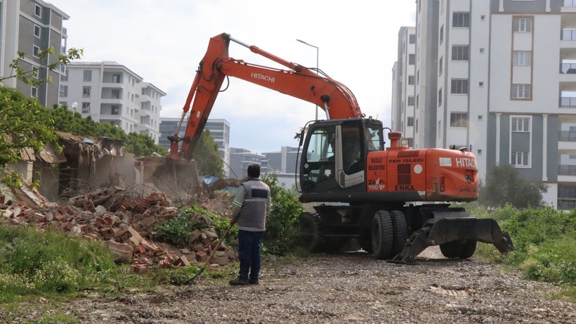 Nazilli'de 10 Metruk Bina Yıkıldı