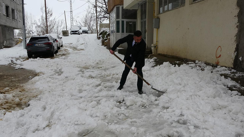 Bitlis'te Kar Yağışı Nedeniyle 60 Köy Yolunu Ulaşıma Kapandı