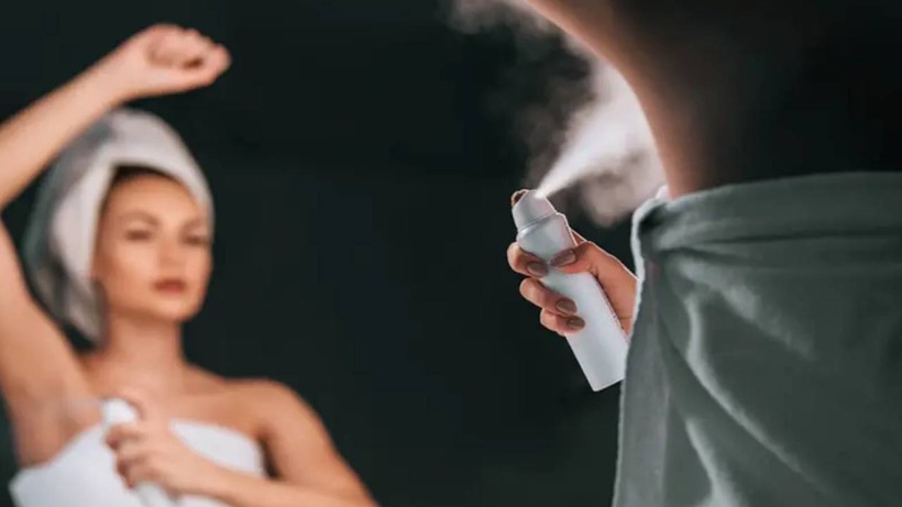 Deodorantı Böyle Sıkınca Etkisi 10 Kat Artıyor: Meğer Yıllardır Yanlış Kullanıyormuşuz