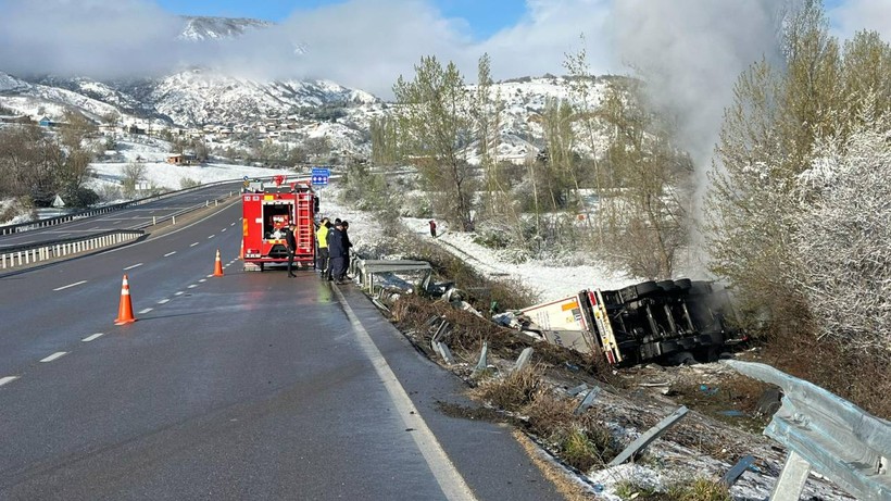 Devrilen TIR Alev Aldı, Sürücü Hayatını Kaybetti