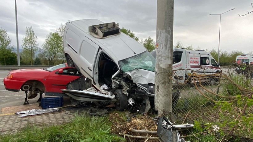 Kocaeli'de Korkunç Kaza! Hafif Ticari Araç Otomobilin Üstüne Uçtu