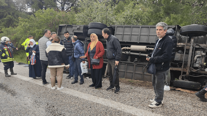 Kuşadası'nda Otel Çalışanlarını Taşıyan Servis Devrildi, 12 Yaralı