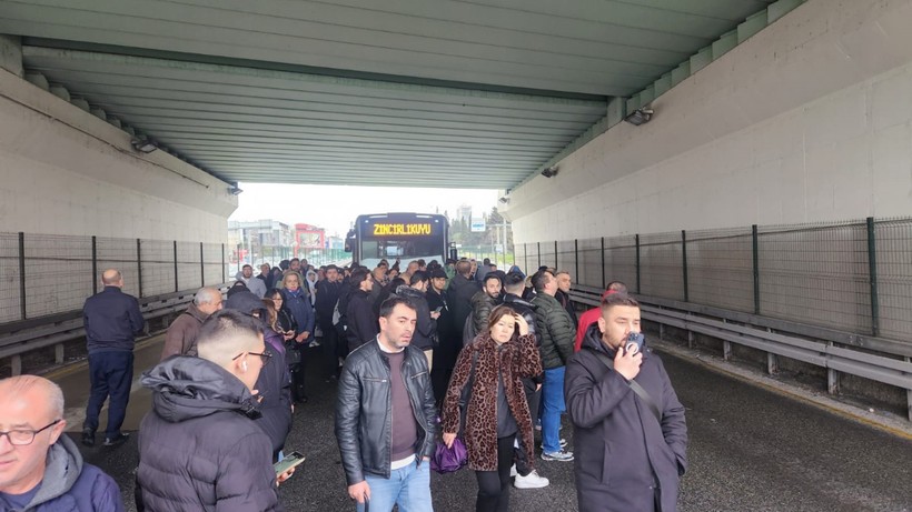 Metrobüs Arızalandı, Yolcular Yollara Döküldü