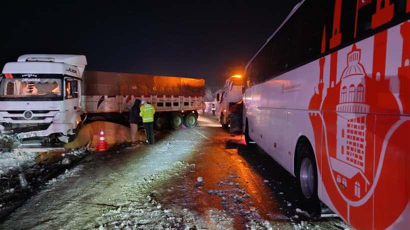Samsun-Ankara Yolunda Feci Kaza! Yolcu Otobüsü ile Tır Çarpıştı: Yaralılar Var