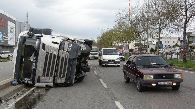 Samsun'da Tır Devrildi, 1 Yaralı