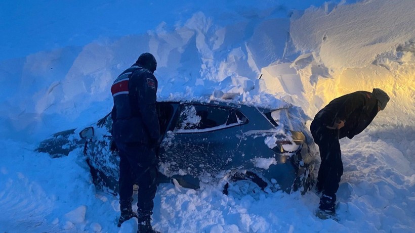 Dumlu Yaylası'nda Zamanla Yarış: 4 Kişi Kar Esaretinden Kurtarıldı