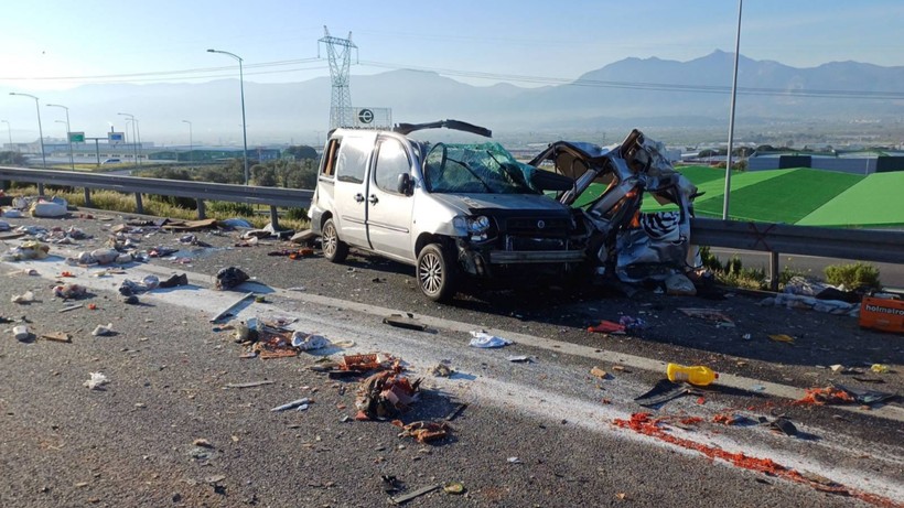 İzmir'de Korkunç Kaza! Çıkışı Kaçırdı, Geri Giderken Kamyon Çarptı: 1 Ölü, 2 Yaralı