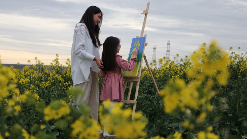 Minik Ressam Üçüncü Sergi İçin Kolları Sıvadı