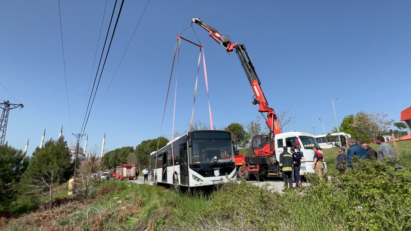 Yoldan Çıkan Otobüste Şoför Mahsur Kaldı