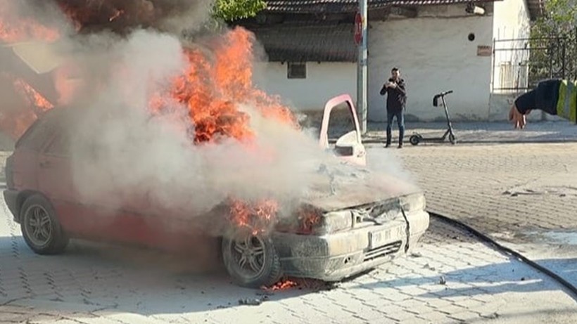 Denizli'de Seyir Halindeki Araç Alev Alev Yandı