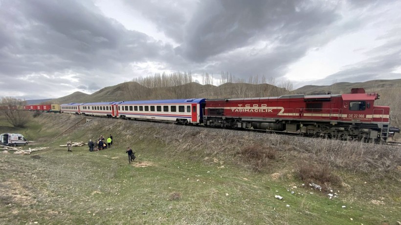 Tren Çarpan Genç Hastanede Tedavi Altına Alındı