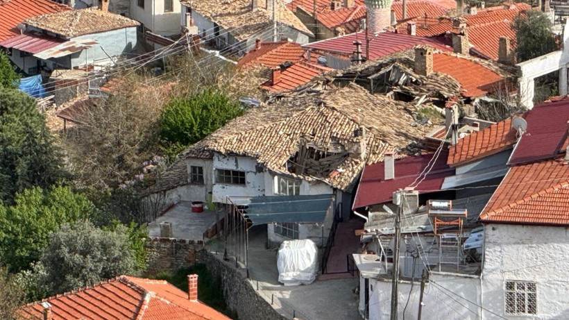 Denizli'de Tarihi Ev Çöktü