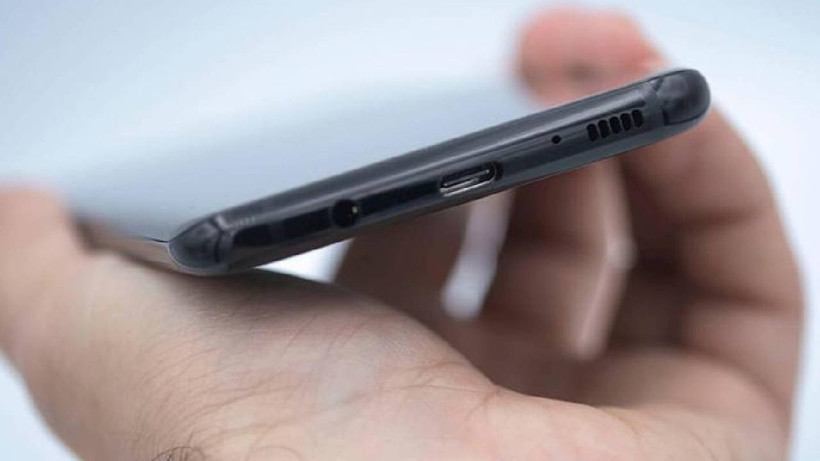 Telefon Hoparlöründeki Tozu ve Kiri Mıknatıs Gibi Çeken Yöntem: Sesi Kısık Telefonun Çaresi Meğer Buymuş.