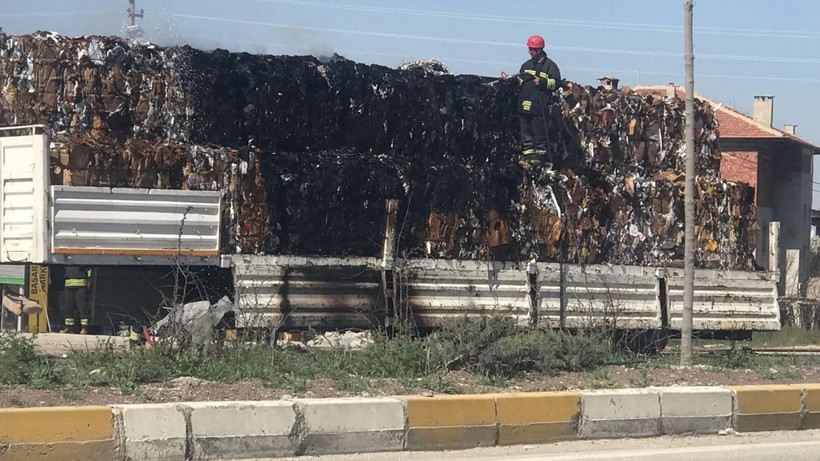 Hurda ve Kağıt Taşıyordu! Tır Dorsesinde Yangın
