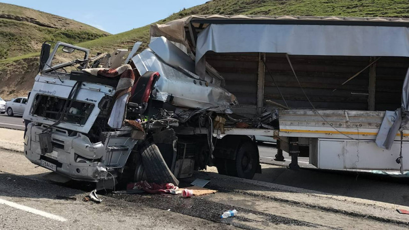 TIR'lar Kafa Kafaya Çarpıştı; 1 Ölü
