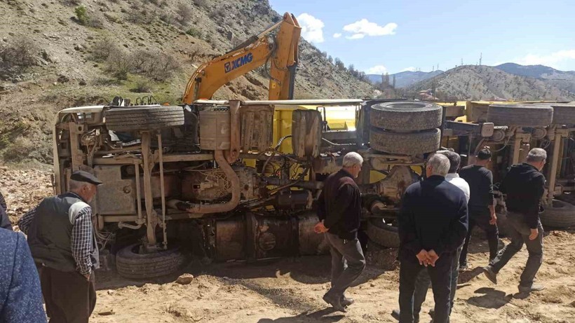 Devrilen Kamyonun Sürücüsü Yara Almadan Araçtan Çıktı